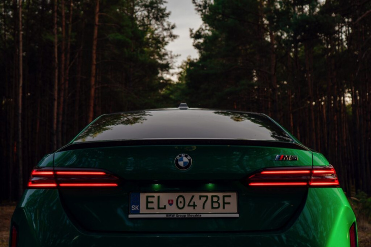 herbst-sturm mit 727 ps: bmw m5 g90 in in isle of man green