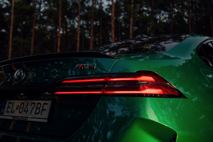 herbst-sturm mit 727 ps: bmw m5 g90 in in isle of man green