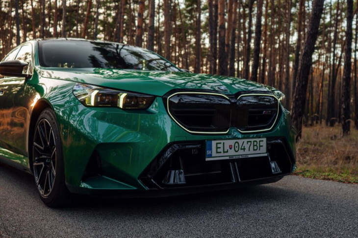 herbst-sturm mit 727 ps: bmw m5 g90 in in isle of man green