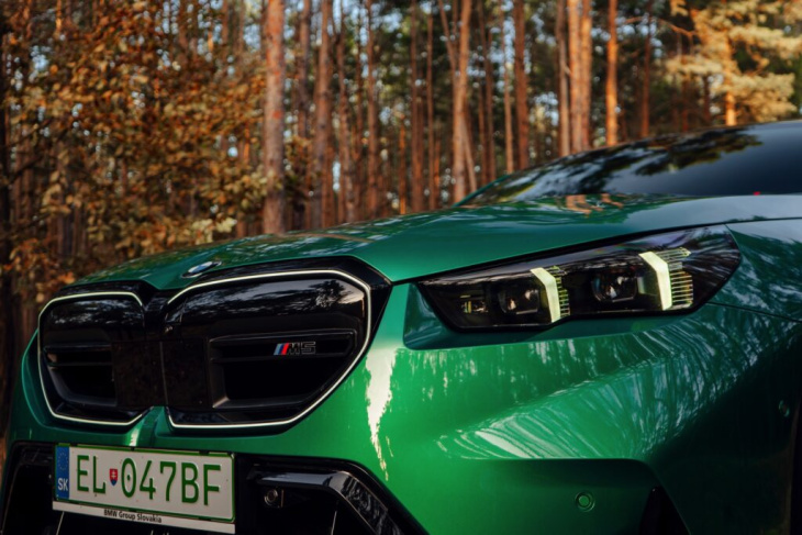 herbst-sturm mit 727 ps: bmw m5 g90 in in isle of man green