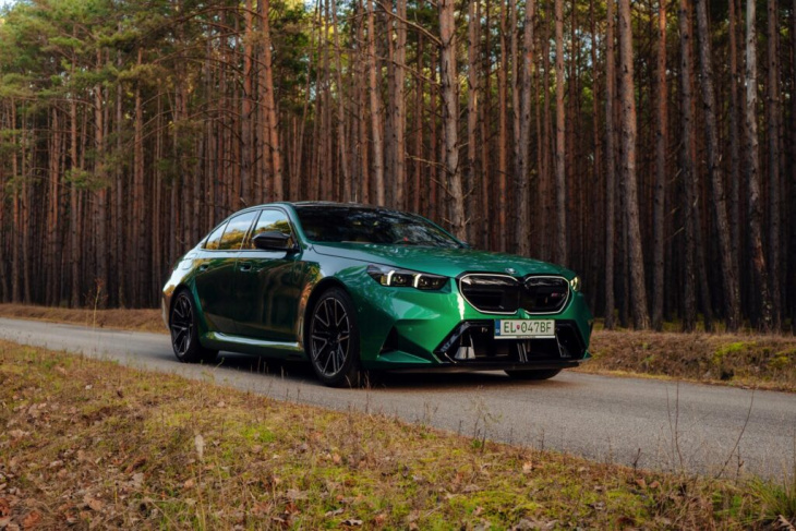 herbst-sturm mit 727 ps: bmw m5 g90 in in isle of man green