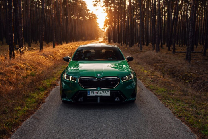 herbst-sturm mit 727 ps: bmw m5 g90 in in isle of man green