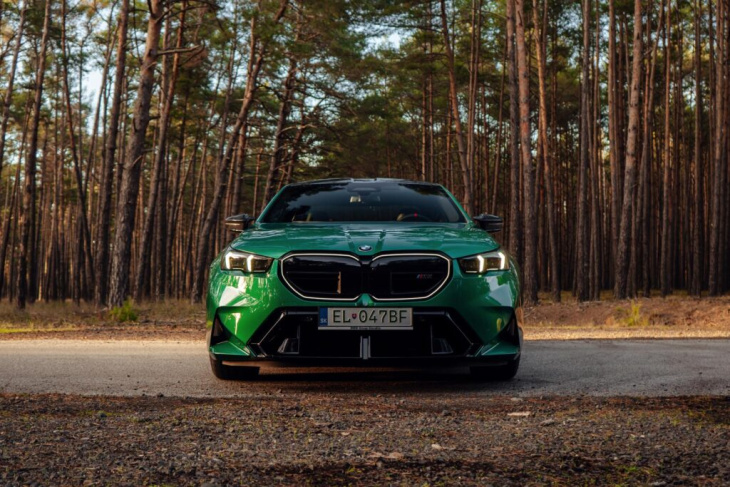 herbst-sturm mit 727 ps: bmw m5 g90 in in isle of man green