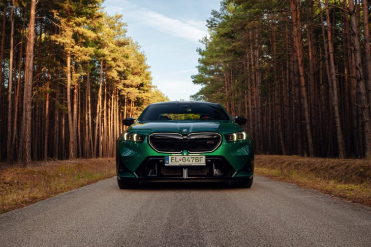 herbst-sturm mit 727 ps: bmw m5 g90 in in isle of man green