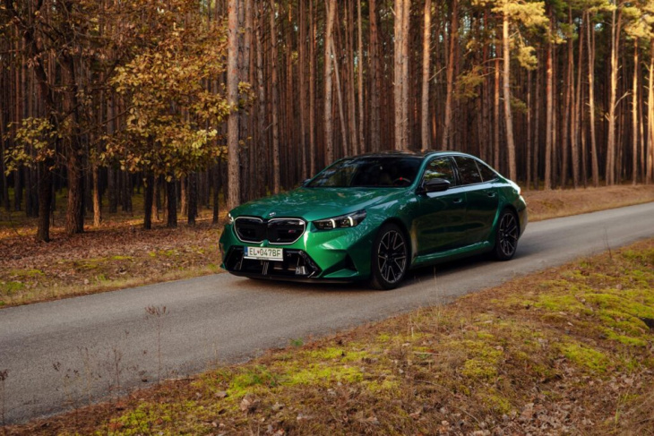 herbst-sturm mit 727 ps: bmw m5 g90 in in isle of man green