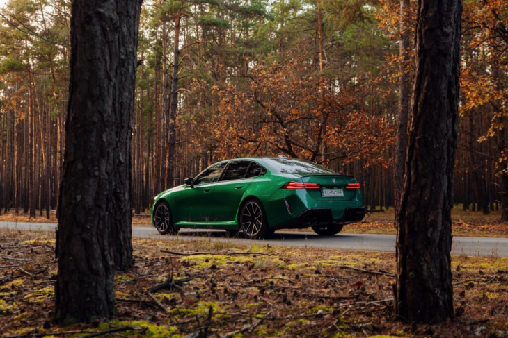 herbst-sturm mit 727 ps: bmw m5 g90 in in isle of man green