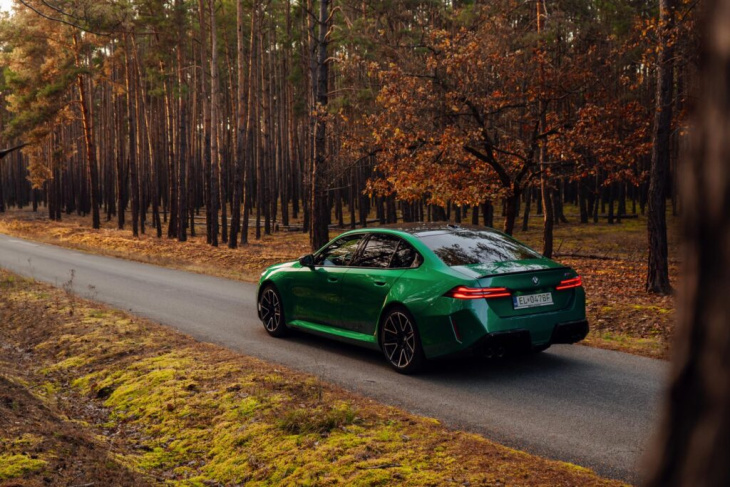 herbst-sturm mit 727 ps: bmw m5 g90 in in isle of man green