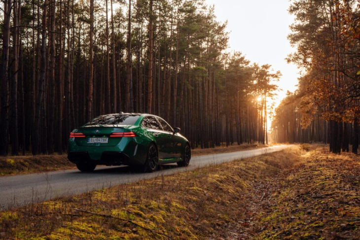 herbst-sturm mit 727 ps: bmw m5 g90 in in isle of man green