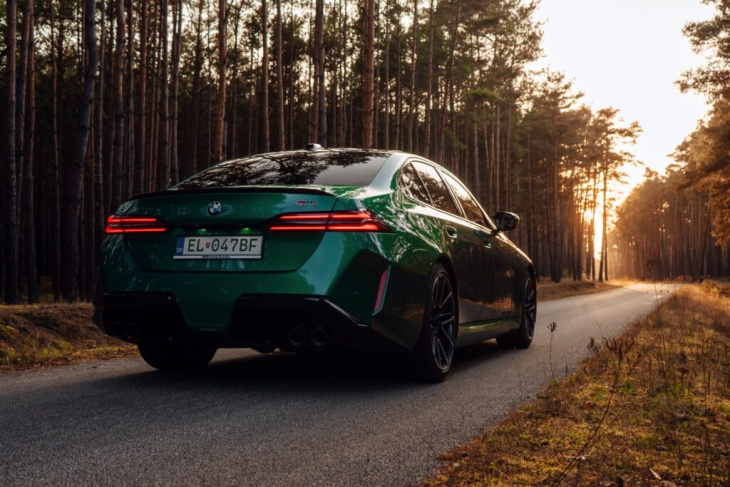 herbst-sturm mit 727 ps: bmw m5 g90 in in isle of man green