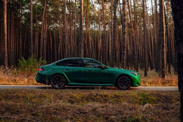 herbst-sturm mit 727 ps: bmw m5 g90 in in isle of man green