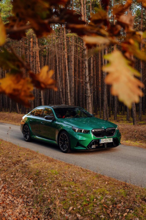 herbst-sturm mit 727 ps: bmw m5 g90 in in isle of man green