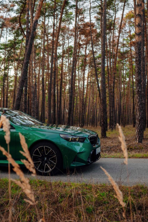 herbst-sturm mit 727 ps: bmw m5 g90 in in isle of man green