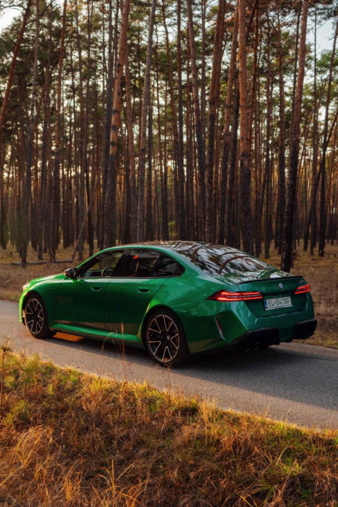 herbst-sturm mit 727 ps: bmw m5 g90 in in isle of man green