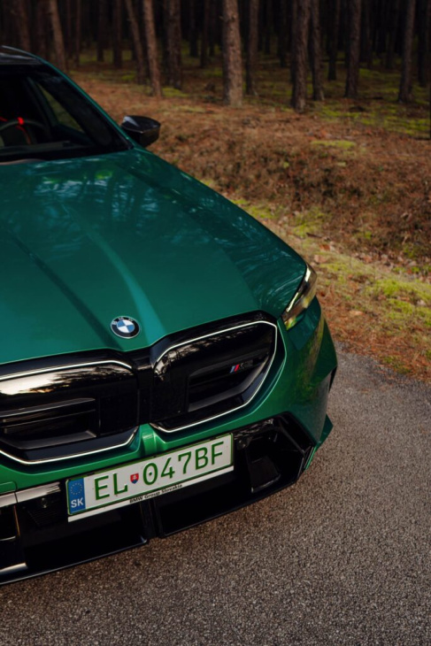 herbst-sturm mit 727 ps: bmw m5 g90 in in isle of man green