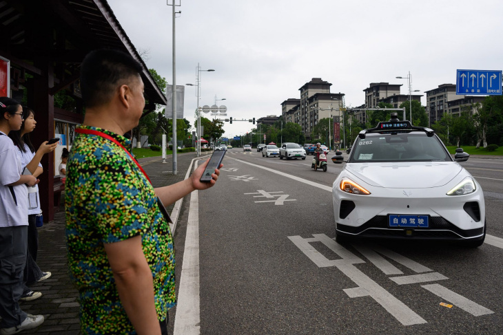 tesla revolutioniert die transportwelt mit neuem robotertaxi