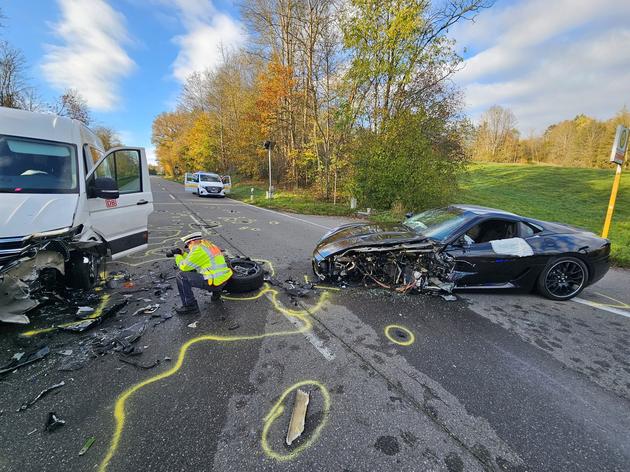 ferrari bei unfall in stuttgart zerlegt – mehrere verletzte