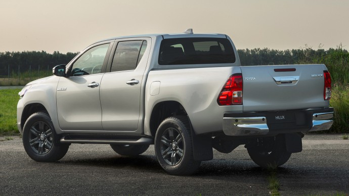 toyota hilux als hybrid: milder wilder