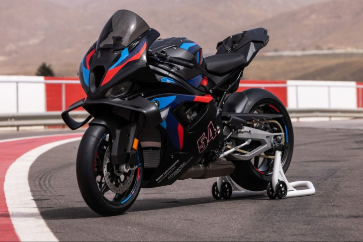 bmw zeigt die neue m1000rr für die wsbk 2025: noch mehr aero und power!