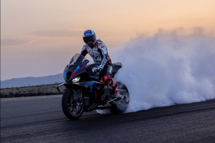 bmw zeigt die neue m1000rr für die wsbk 2025: noch mehr aero und power!