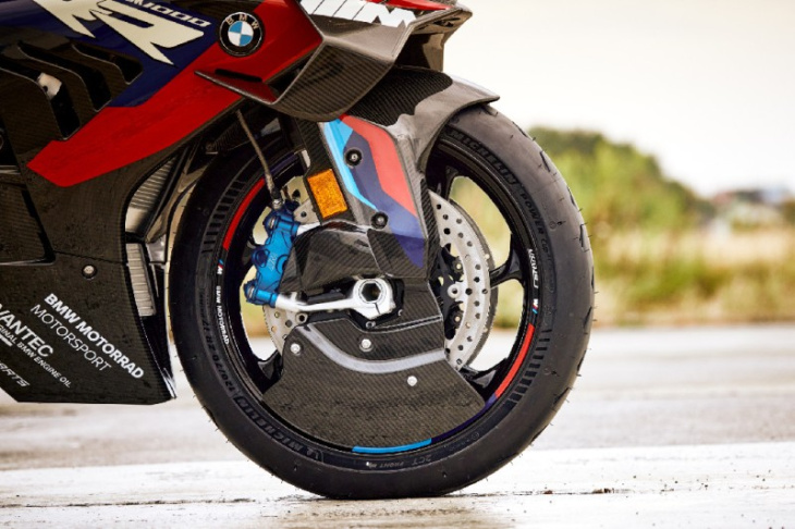 bmw zeigt die neue m1000rr für die wsbk 2025: noch mehr aero und power!